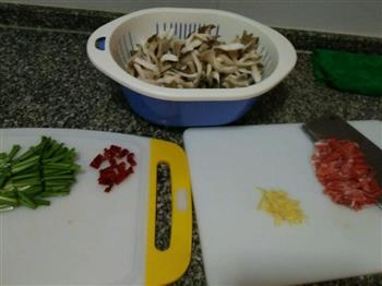 蘑菇炒肉的做法步骤1