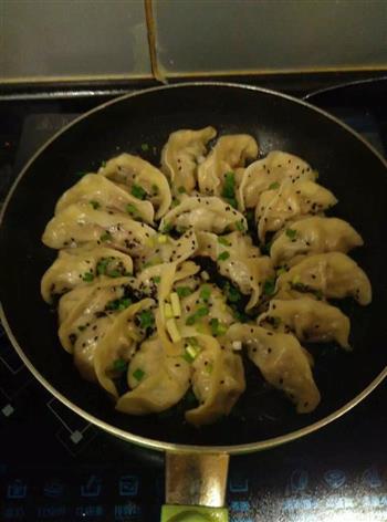 香菇鲜肉煎饺的做法步骤8