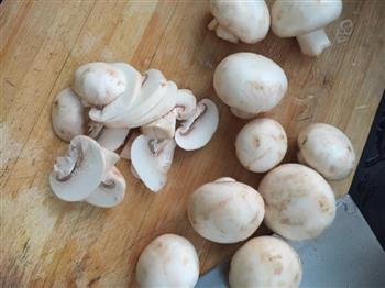 蘑菇炒肉丝的做法图解1