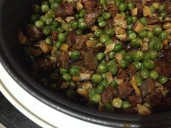 香菇腊肠豌豆焖饭的做法图解5