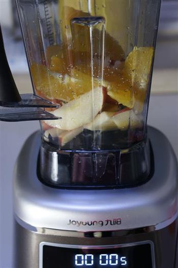 释放植化素的苹果橙汁的做法步骤4
