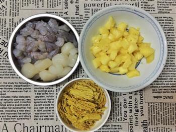 菠萝海鲜咖喱炒饭的做法步骤1