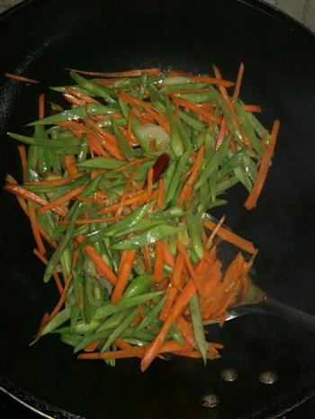 胡萝卜炒豇豆的做法步骤4