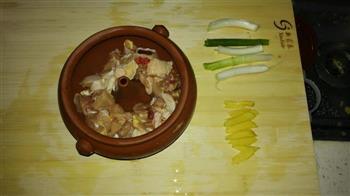 传统汽锅鸡的做法步骤1