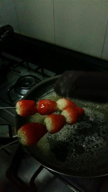 草莓冰糖葫芦的做法步骤4