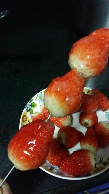 草莓冰糖葫芦的做法步骤5