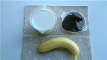奥利奥香蕉奶昔的做法步骤1