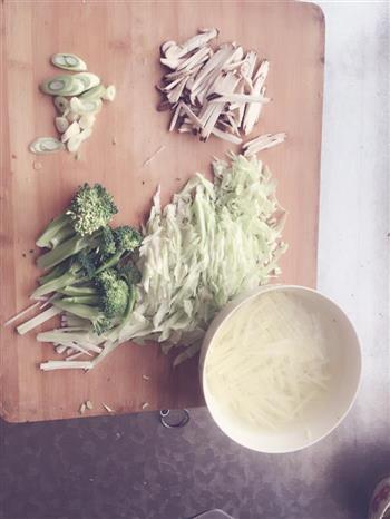 蔬菜炒面的做法步骤1