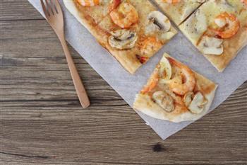 鲜虾蘑菇披萨的做法步骤9