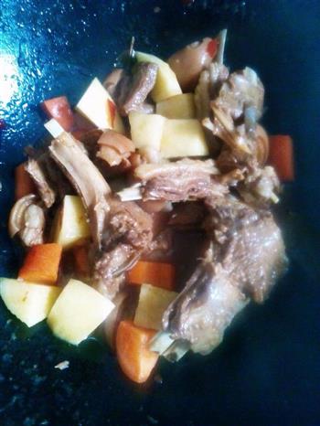 红焖羊肉配土豆胡萝卜的做法步骤3
