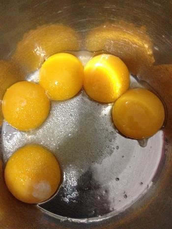 八寸戚风蛋糕胚的做法步骤1
