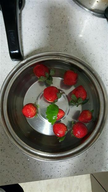 1小时-纯天然草莓蛋糕卷的做法步骤1