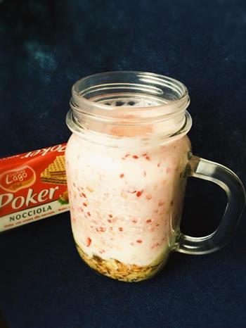 草莓树莓酱酸奶overnight oatmeal的做法图解2