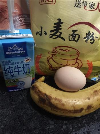 快手早餐 无糖无油香蕉小软饼加牛奶鸡蛋羹的做法步骤1