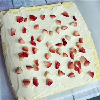 草莓奶油蛋糕卷的做法图解12