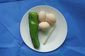 青椒炒鸡蛋的做法步骤1