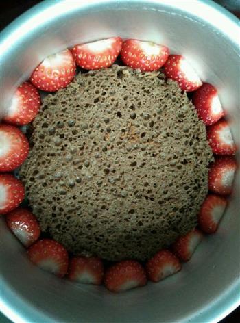 草莓巧克力慕斯蛋糕的做法步骤1