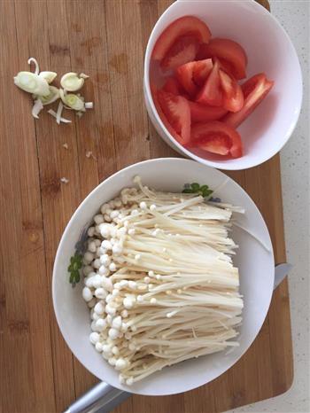 西红柿金针菇汤菜的做法步骤1
