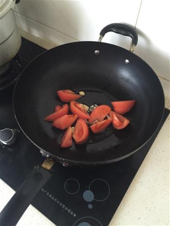 西红柿金针菇汤菜的做法步骤2
