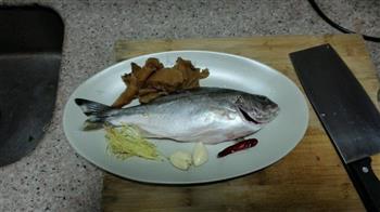 腌菜焖鱼的做法图解1