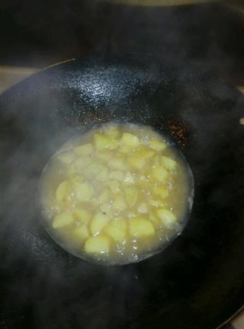 红烧肉焖土豆的做法图解2
