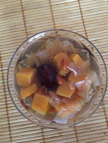南瓜银耳红枣枸杞汤的做法步骤1