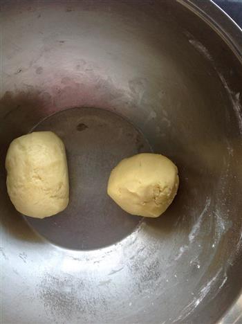 豆沙蛋黄酥的做法图解2