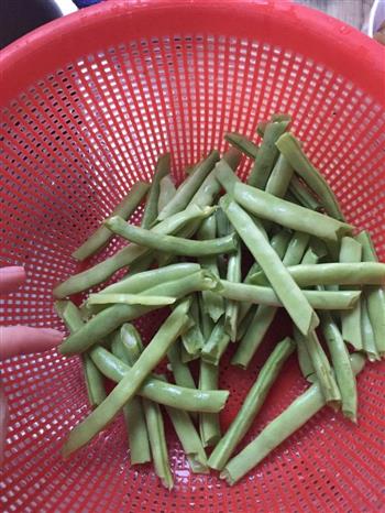 萝卜干煸四季豆的做法步骤2