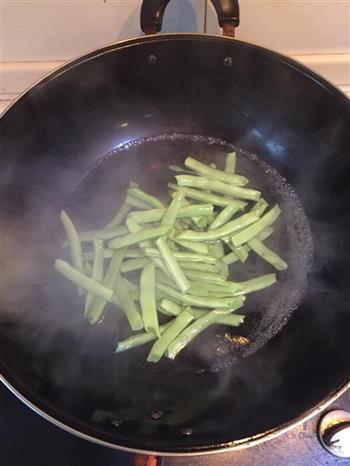 萝卜干煸四季豆的做法步骤3