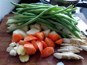 土豆，上药，胡萝卜，豆角炖排骨的做法图解1