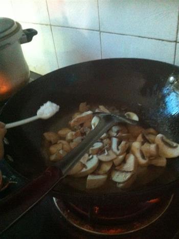 肉丝蘑菇汤的做法图解2