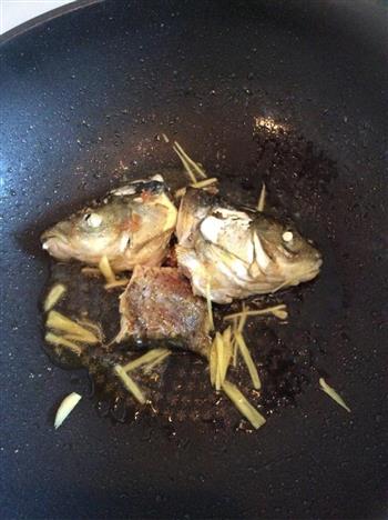 鱼头鱼尾豆腐汤的做法步骤1