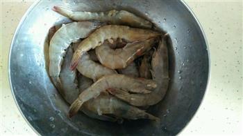 香酥凤尾虾的做法步骤1