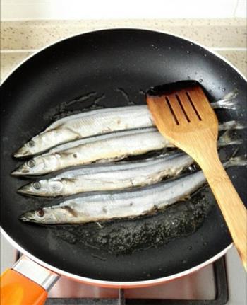 香煎秋刀鱼的做法步骤2