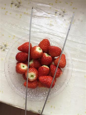 草莓冰糖葫芦的做法步骤2
