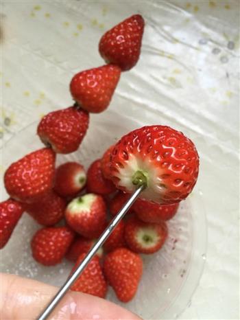 草莓冰糖葫芦的做法步骤3
