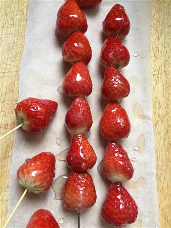 草莓冰糖葫芦的做法步骤9