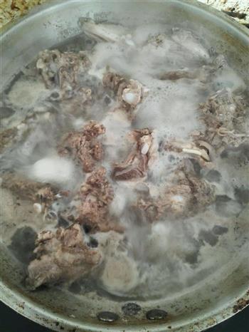 家常版羊蝎子火锅荤素搭配营养美味的做法步骤2