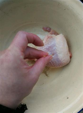 脆皮炸鸡的做法步骤2
