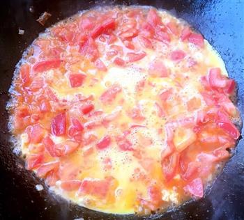 西红柿鸡蛋木耳炒米线的做法步骤13