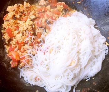 西红柿鸡蛋木耳炒米线的做法步骤16