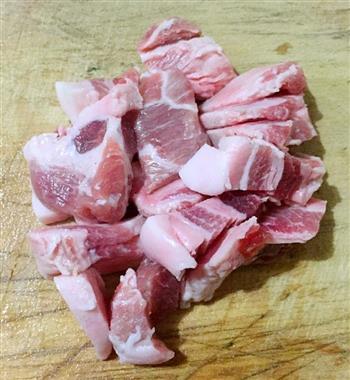 五花肉炖豆腐海带的做法图解1