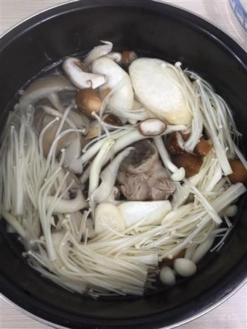 鲜菇龙骨汤一一营养高汤的做法图解4