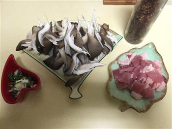 蘑菇炒肉的做法图解2