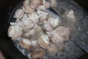 土豆花生猪脚汤的做法步骤3