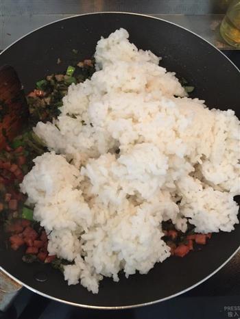 雪里红午餐肉炒饭的做法步骤4