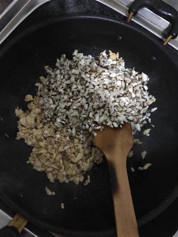 蚝油香菇鸡丁糯米烧卖的做法步骤6