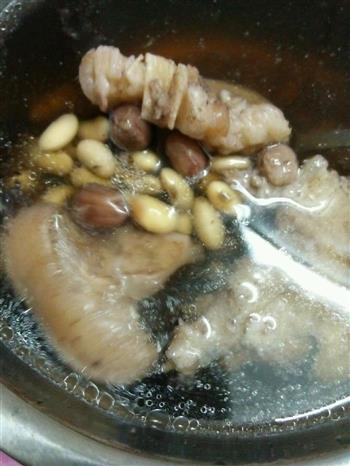 黄豆花生猪脚汤的做法步骤4