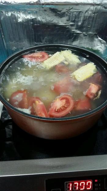 番茄薯仔玉米粒排骨汤的做法图解2