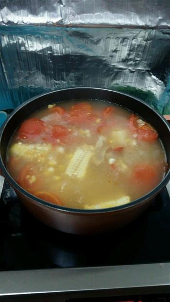 番茄薯仔玉米粒排骨汤的做法图解3